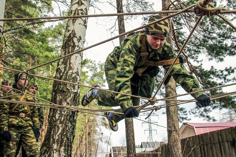 Военно спортивные названия. Полоса препятствий армейская. Военно патриотическая игра. Зарница полоса препятствий. Военные спортивные соревнование.