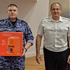 Начальник столичного главка Росгвардии наградил сотрудника вневедомственной охраны, который пришел на помощь семейной паре