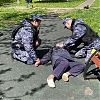 ПОТЕРЯВШЕЙ СОЗНАНИЕ ПОЖИЛОЙ МОСКВИЧКЕ РОСГВАРДЕЙЦЫ ОКАЗАЛИ ДОВРАЧЕБНУЮ ПОМОЩЬ